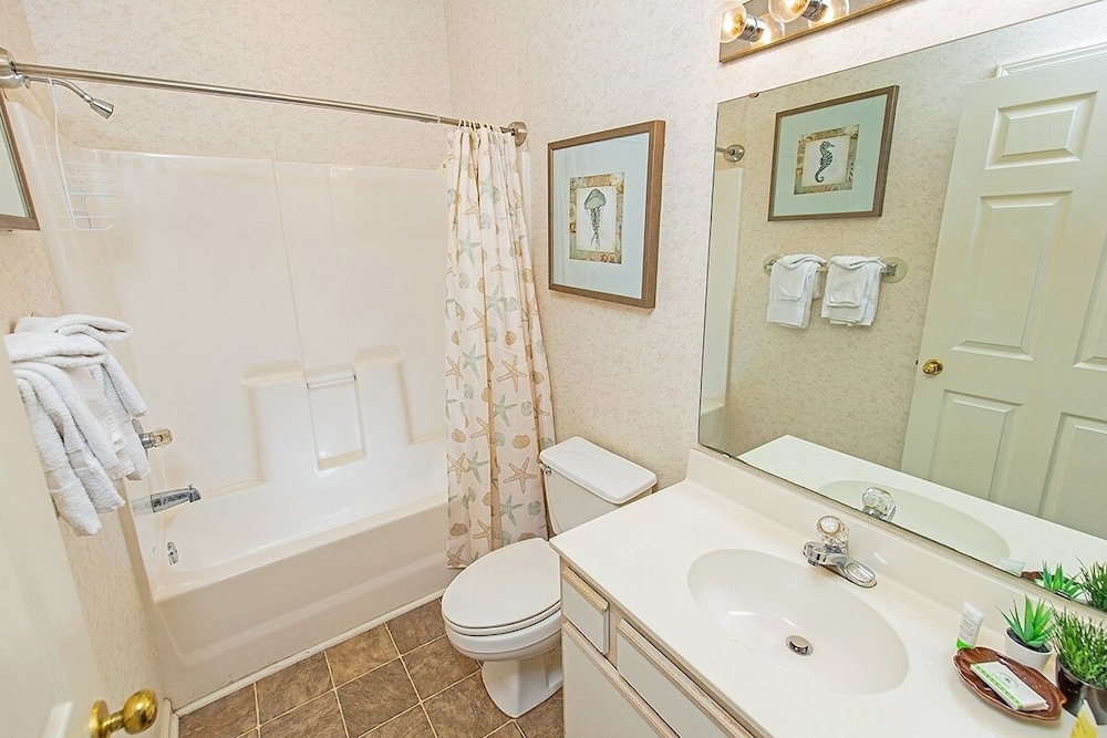 Waterway Village 16i 2 Bedroom Condo