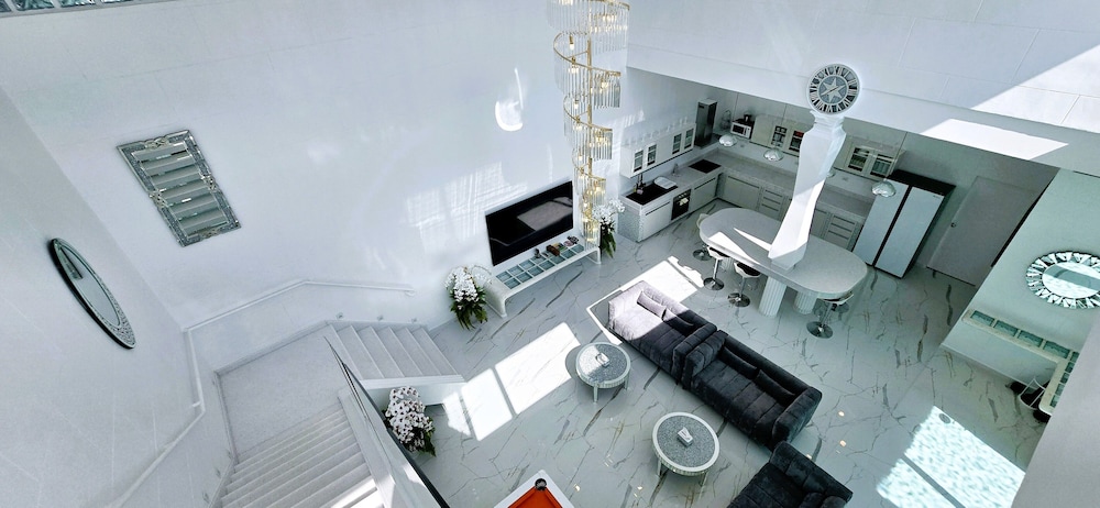 STARLAND Luxury Pool Villa Pattaya 8 Bedrooms