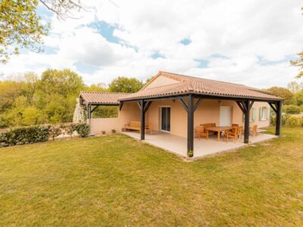 Spacious Villa With Large Garden en Vasles