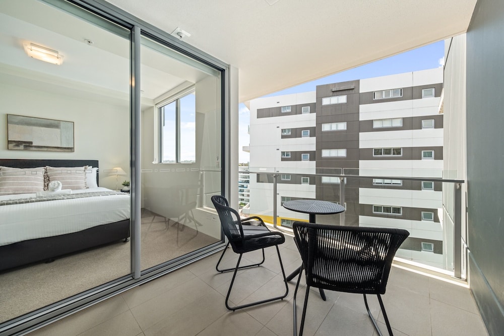 Chic West End Stay With Gym & Pool Access
