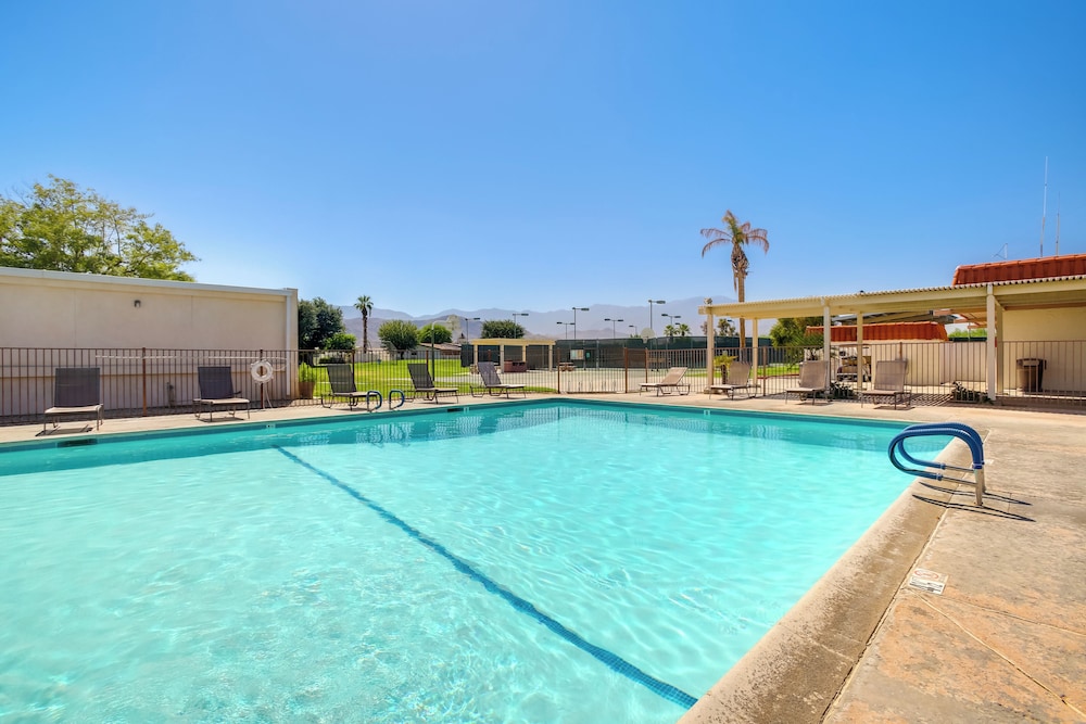 Golf Course On-site: Peaceful Condo in Palm Desert