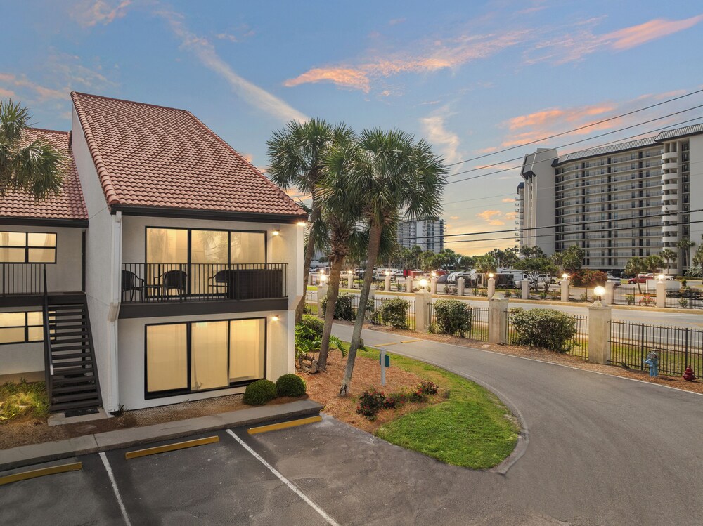 One More Round! 3BR 3BA Sleeps 10! 11 Pools! Golf Courses! Tennis Courts!