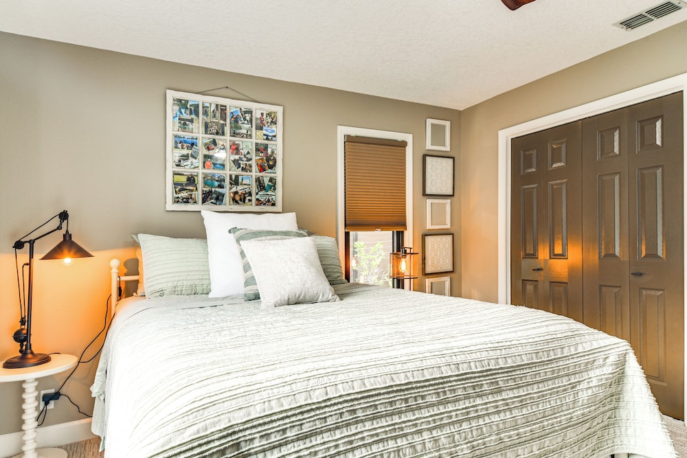 2 Blocks to Golf Course: Spacious Tampa Home!