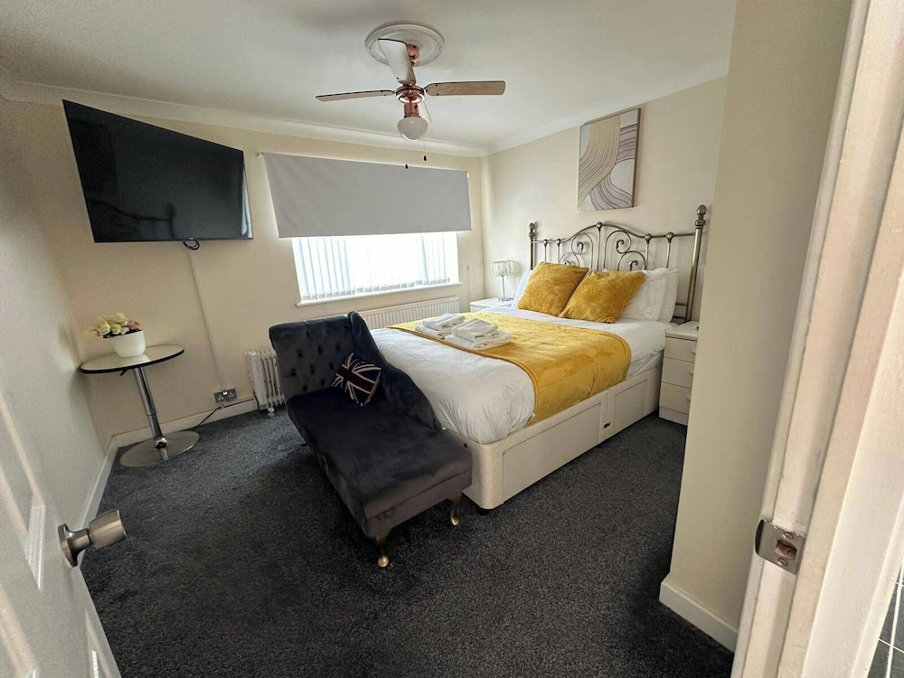 4 Bedroom Seaside House in Clacton-on-sea Sleeps 8