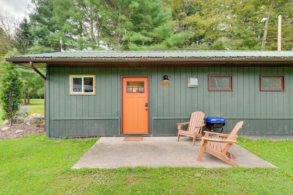 Deluxe Cabin A at Elk Creek Escape: Pet Friendly! view 5