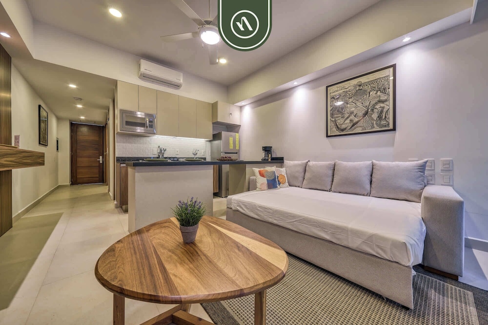 Brand New 1 BR Condo - Pool - Jacuzzi - Gym