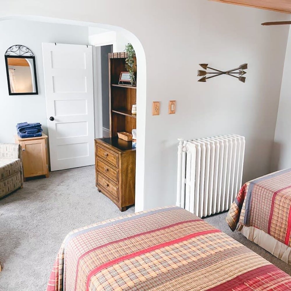 4BR 2BA Home in Charming St Paul - Sleeps 10