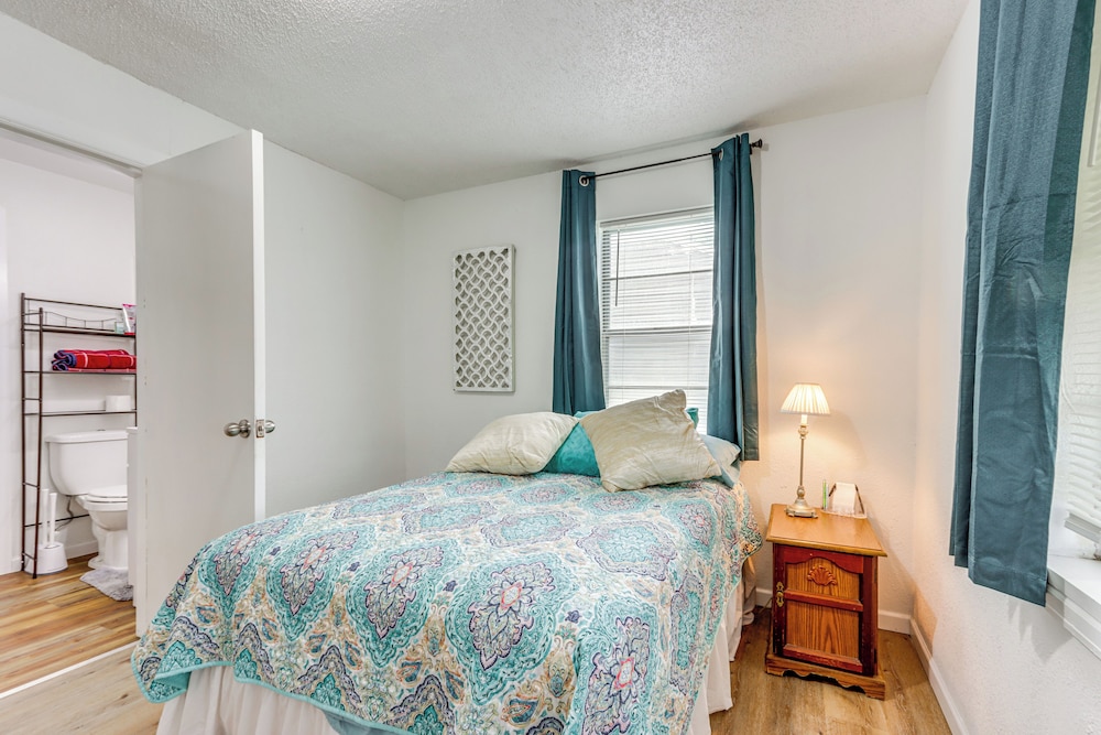 1 Mi to Main St Joplin: Cozy Home w/ Shared Yard!