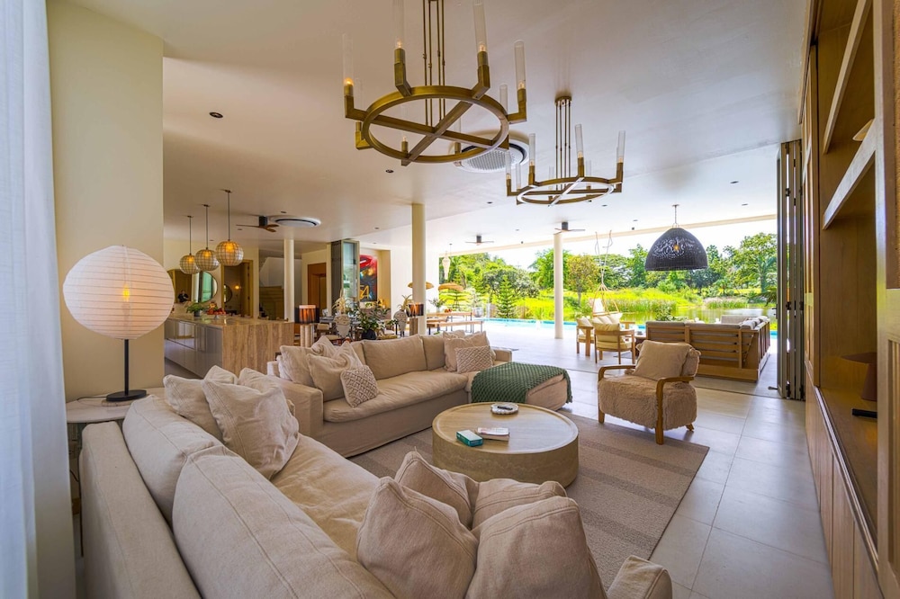 Ultra-Modern 6-Bedroom in GolfCourse PH6