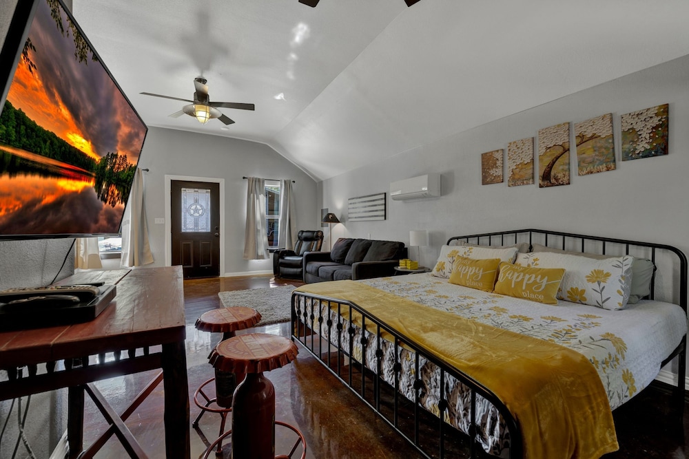 Terracotta Oasis - Wimberley for 30 Guests