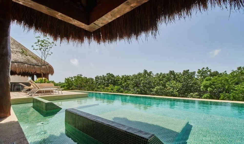 2 Br. Roof W/infinity Pool + Jacuzzi Spacious