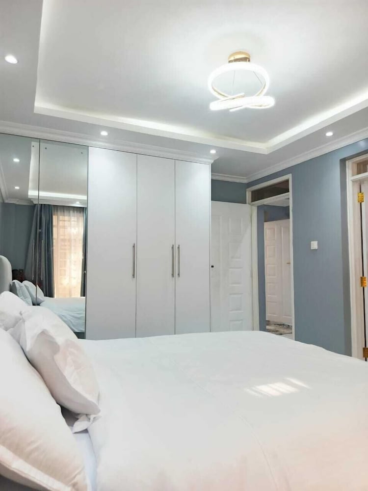 Lux Suites Grandville Apartments