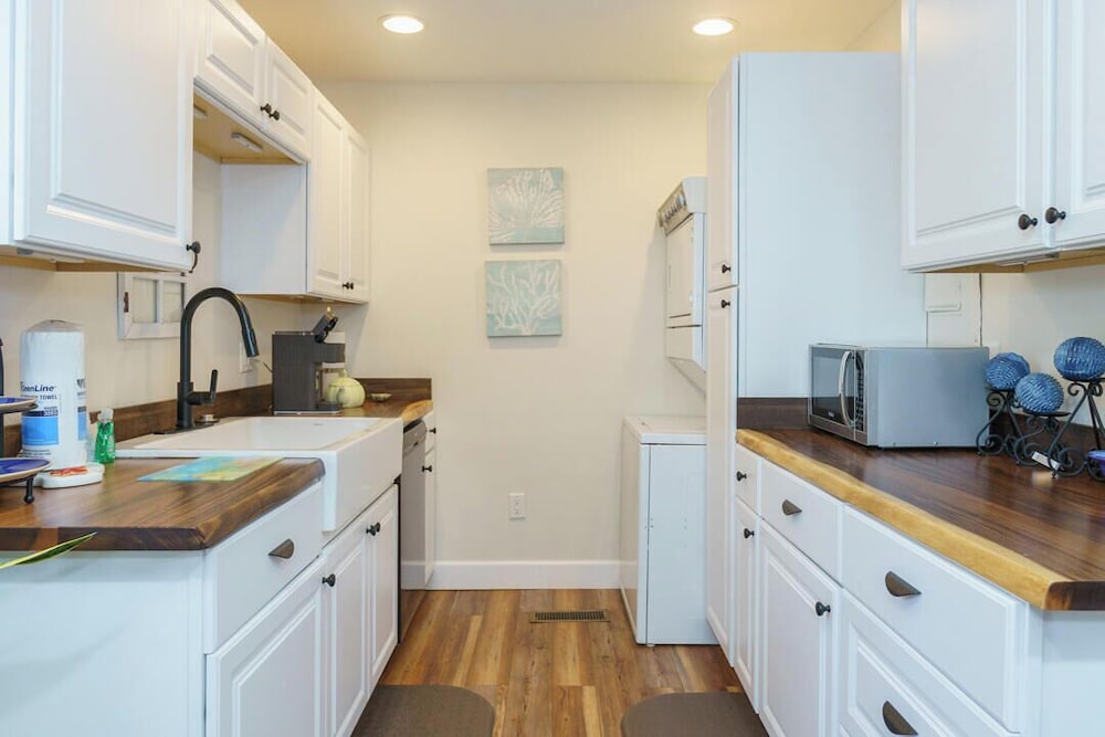 Charming 3-bed, 2-bath Home With Wonderful Views of the Golf Course