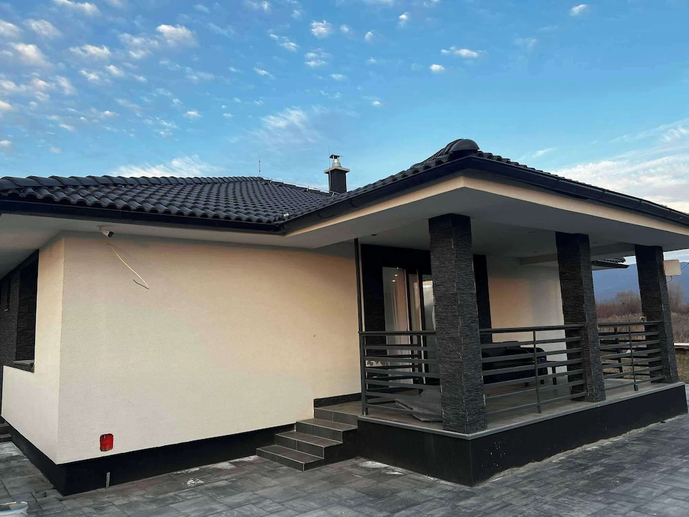 4-bed Villa Retreat - Bbq, Garden & Stunning Views