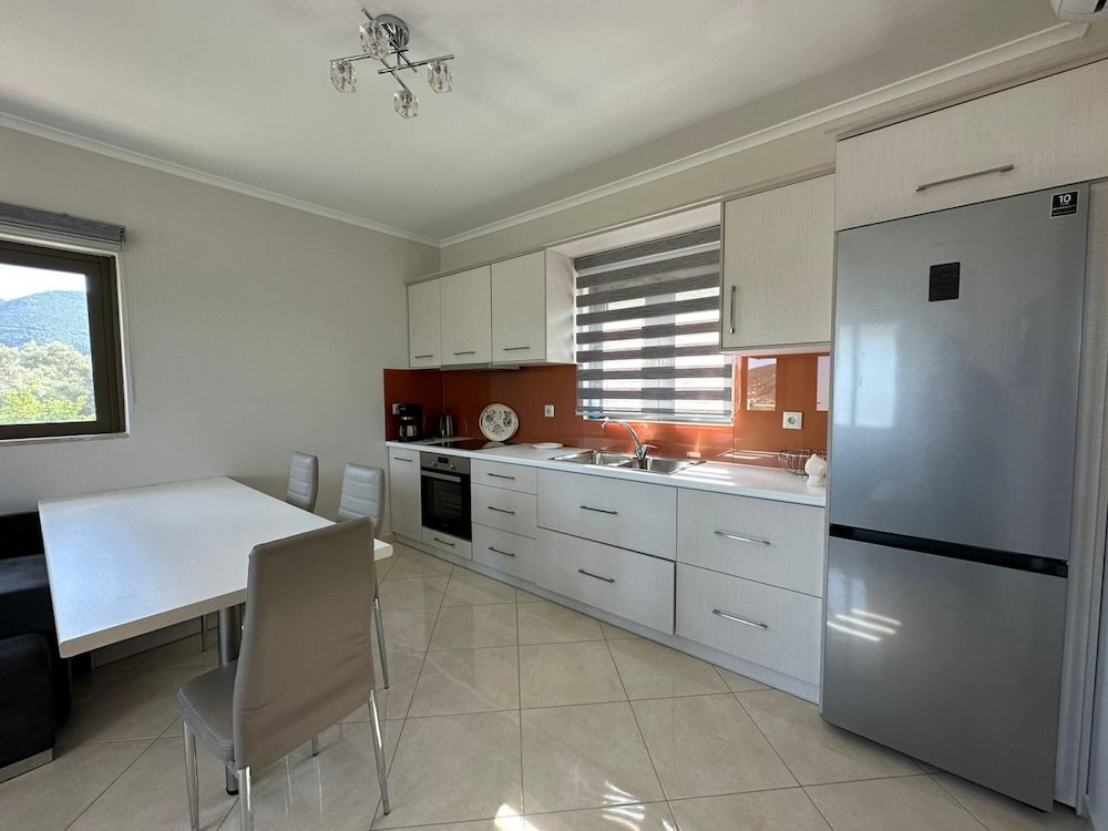 Elpida Luxury Apartments & Suites view 3