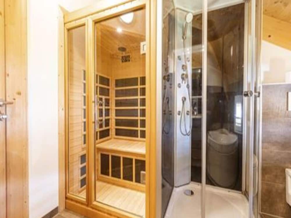 Lavish Chalet in Sankt Georgen With Jacuzzi