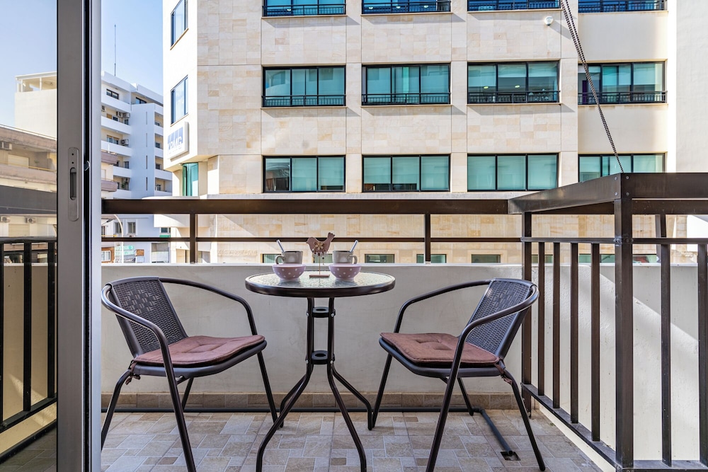 Berries 1-BR Apt in Larnaca