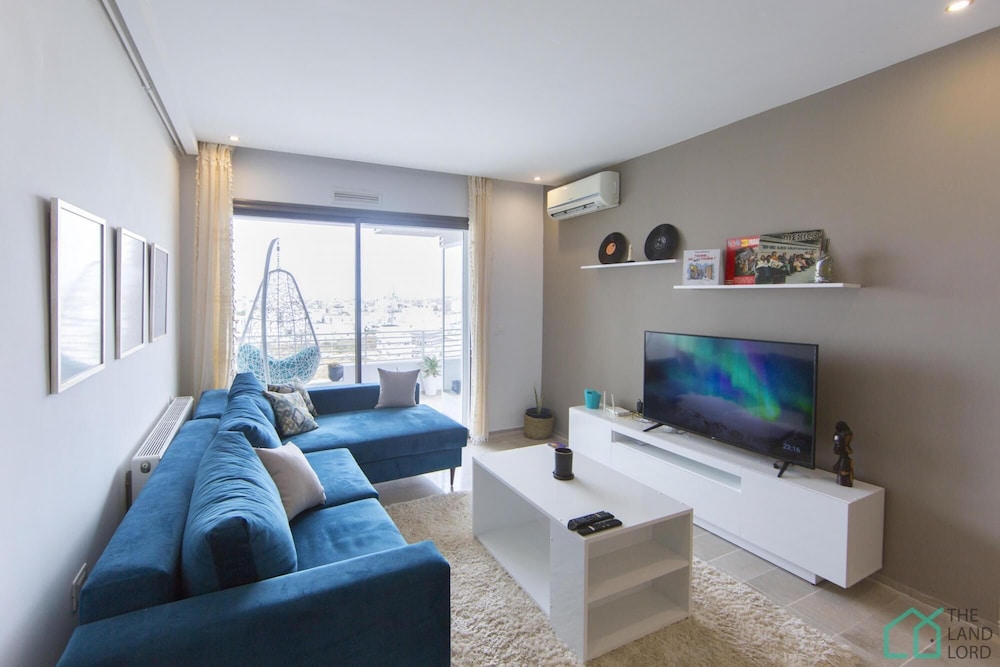 Brand new Spacious 1bd apt With City View view 3