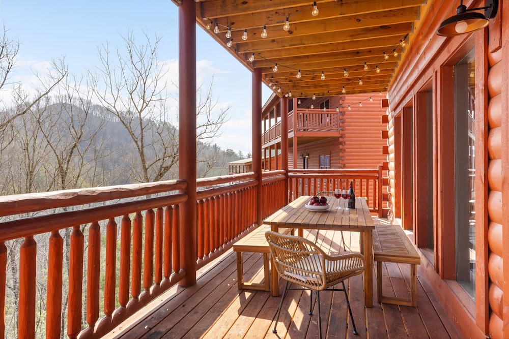 Boulder Ridge Cabin Indoor Pool Home Theater and Games Newly Redesigned