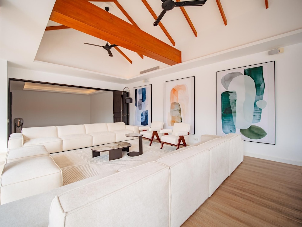 Luxurious 5bedroom White Estate Villa Private Lake
