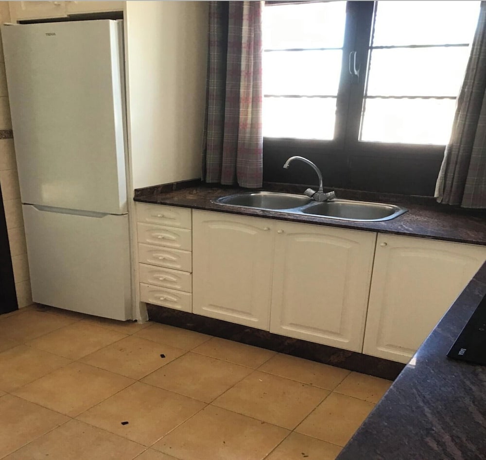 Luxury Villa - Sleeps 4, Hottub Jacuzzi & Parking