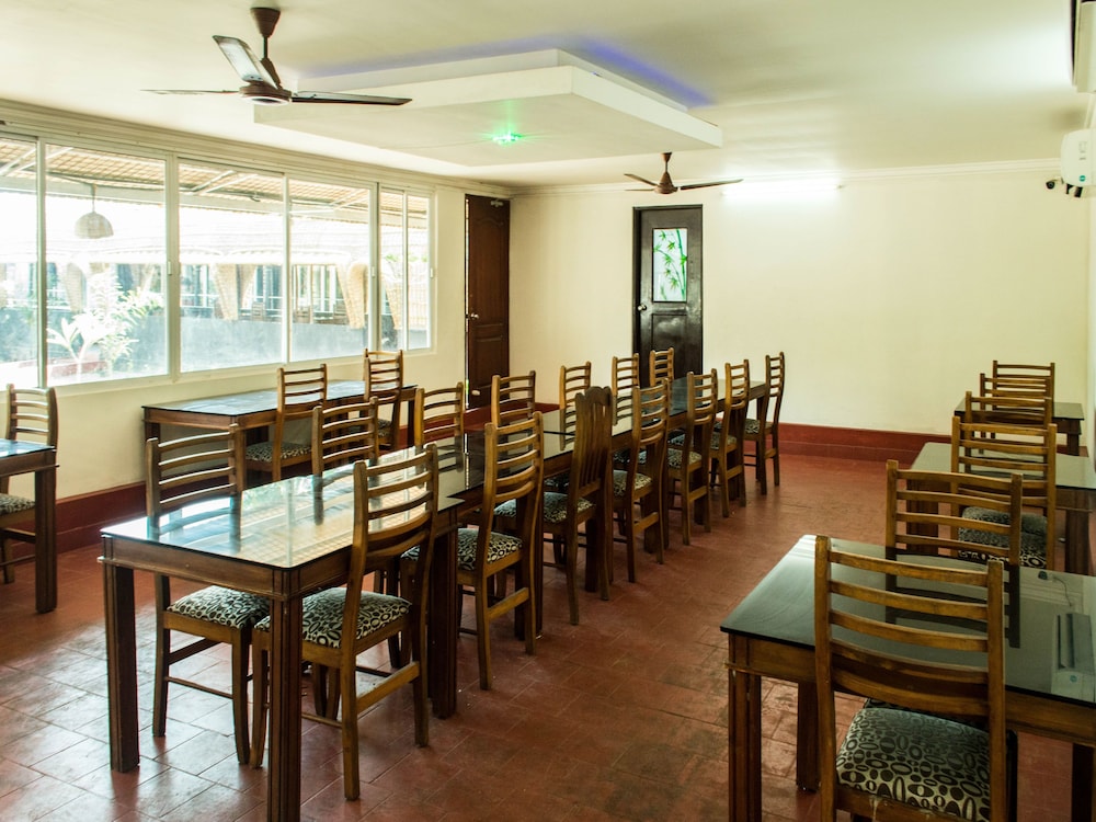 OYO 5237 Island Lake Resort