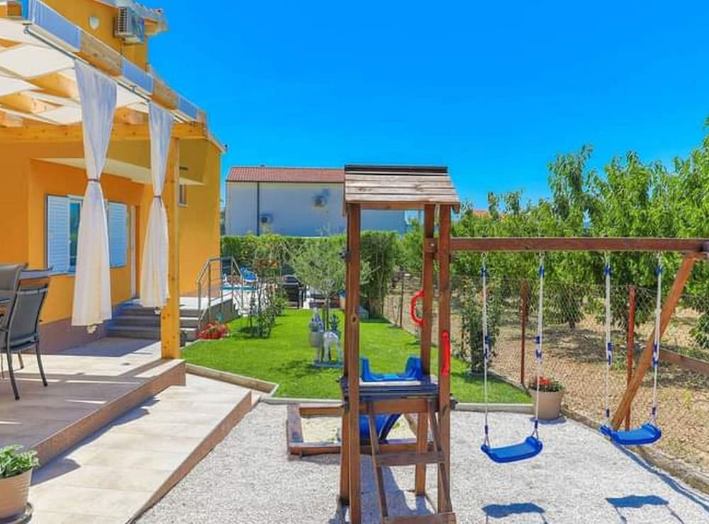Kastel Luksic Scenic Villa With Pool