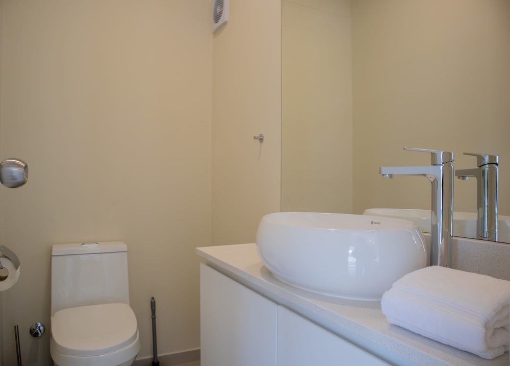 w Modern 3BR w Balcony Near Kennedy Park
