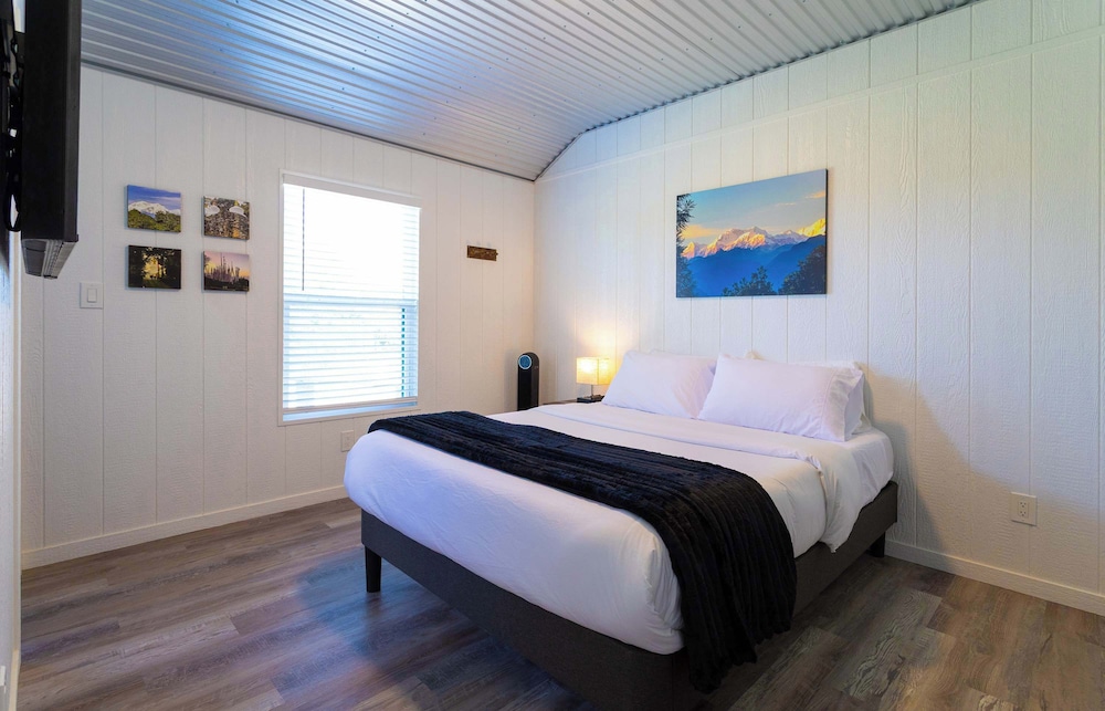 Shady Grove Tranquil Hill Country Cabin for 8 Near Pedernales Falls