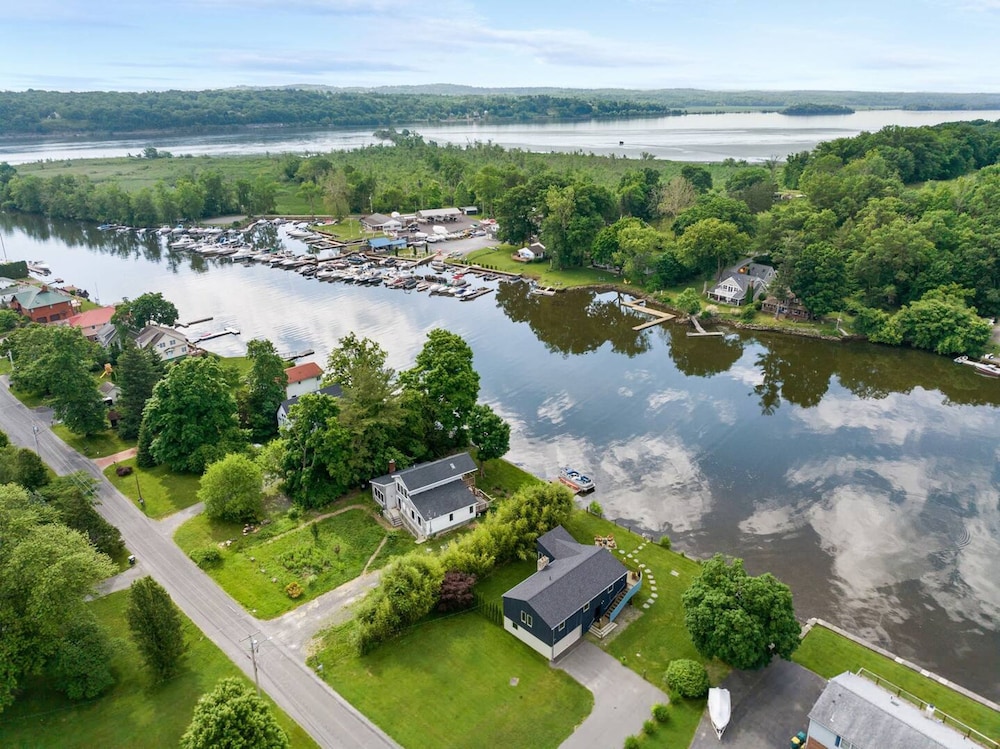 Mod Artist Home With River Views