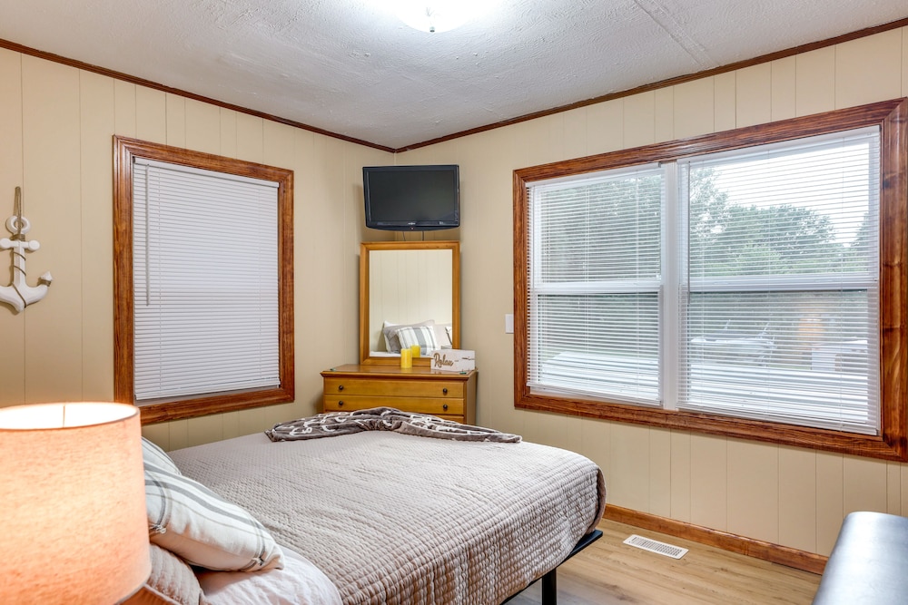 Multi-level Bonneau Cabin: Walk to Lake! view 2