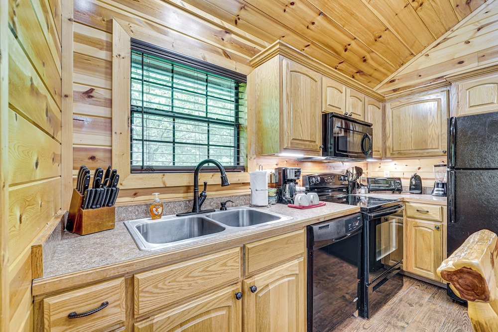Private Hot Tub & Deck: Woodsy Broken Bow Retreat