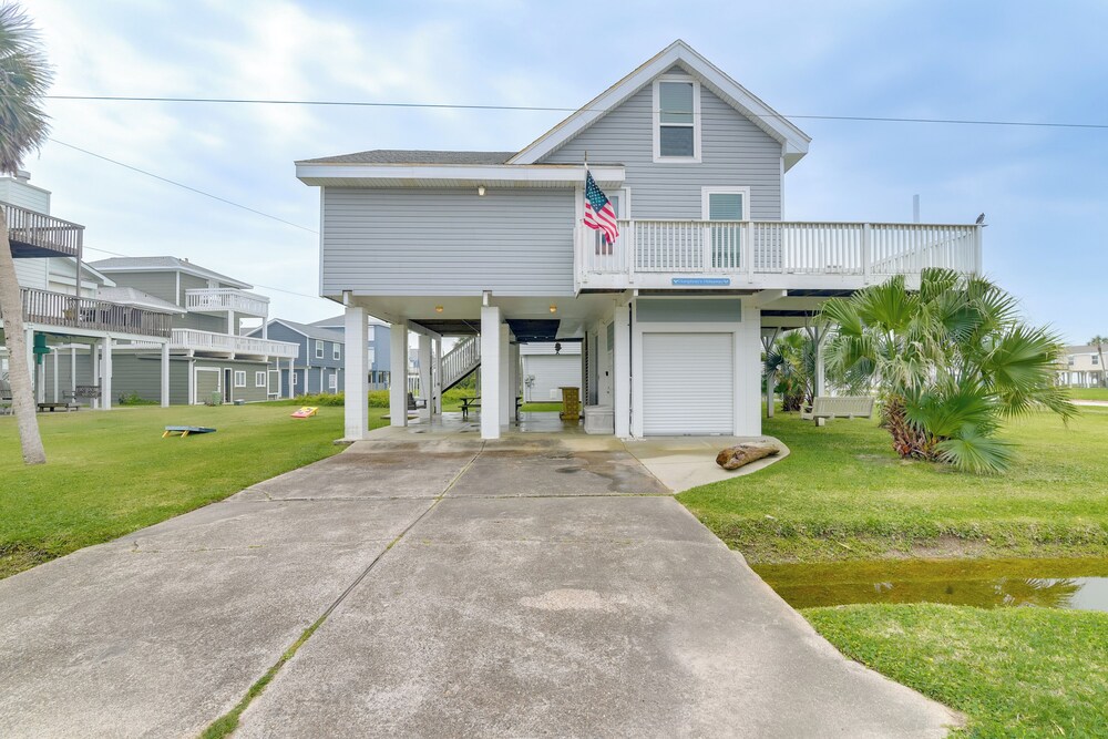 1 Block to Beach: Family Retreat in Galveston!