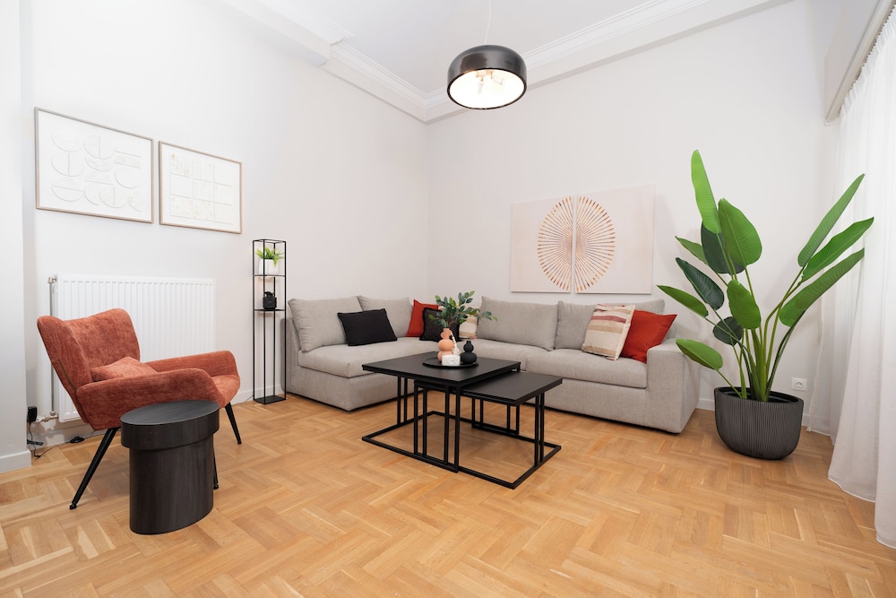 Spacious & Stylish Athens Apartment - Walk To Metro