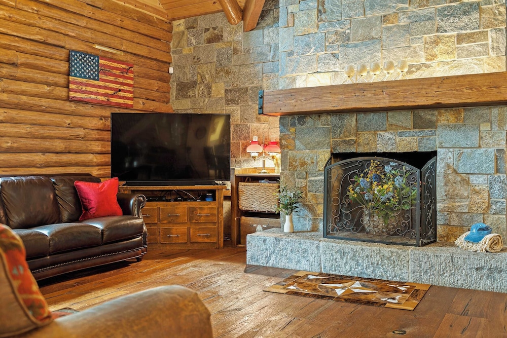 Bigwood Cabin Retreat Hot Tub, Game Room, Firepit Lounge & Private Yard