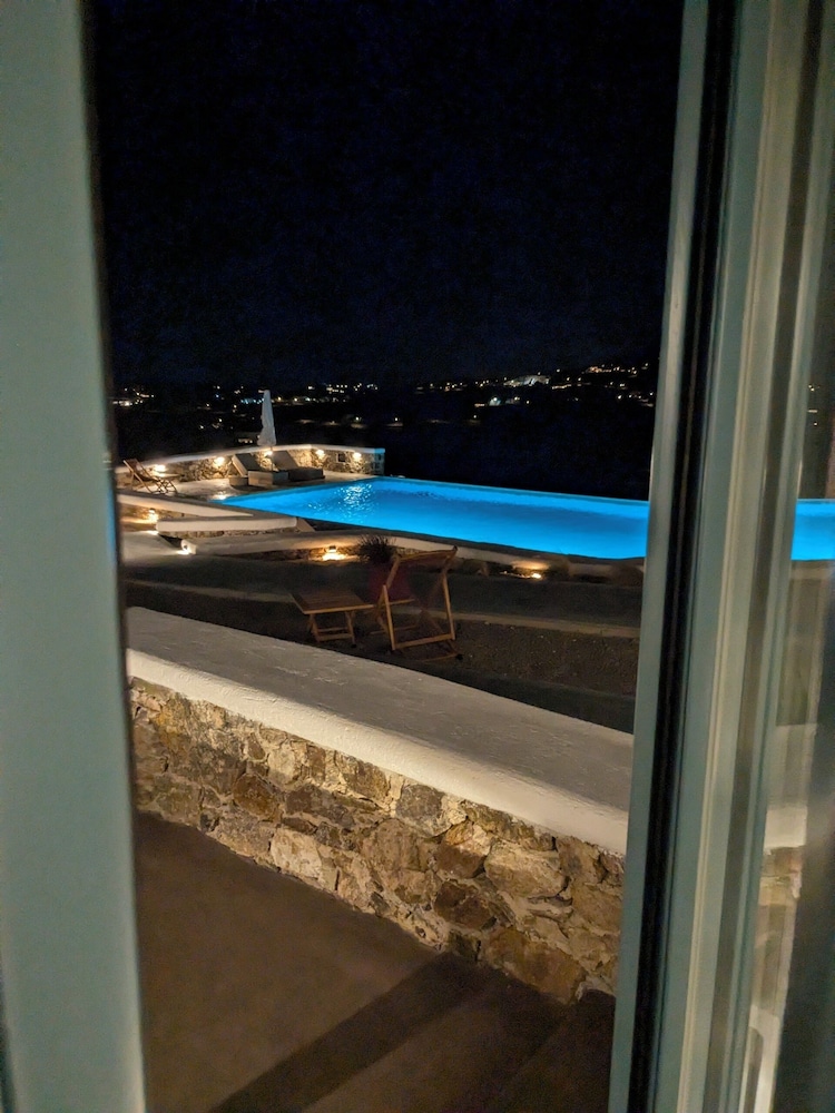 Thronos Suites