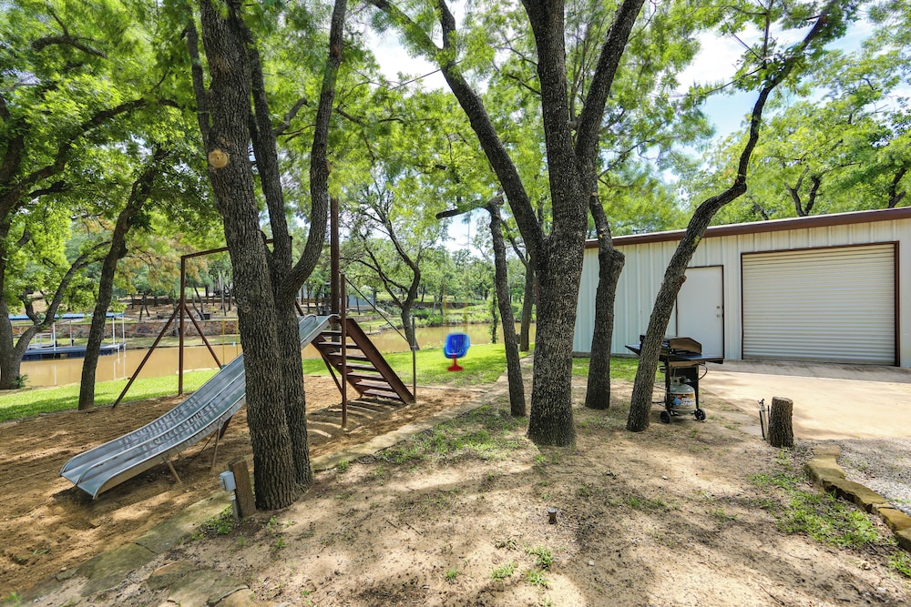 Family Home on Lake Bridgeport: Pets Welcome!