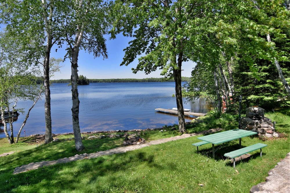 Butler's Bay Teal Lake 4 Bedroom Hotel Room by RedAwning