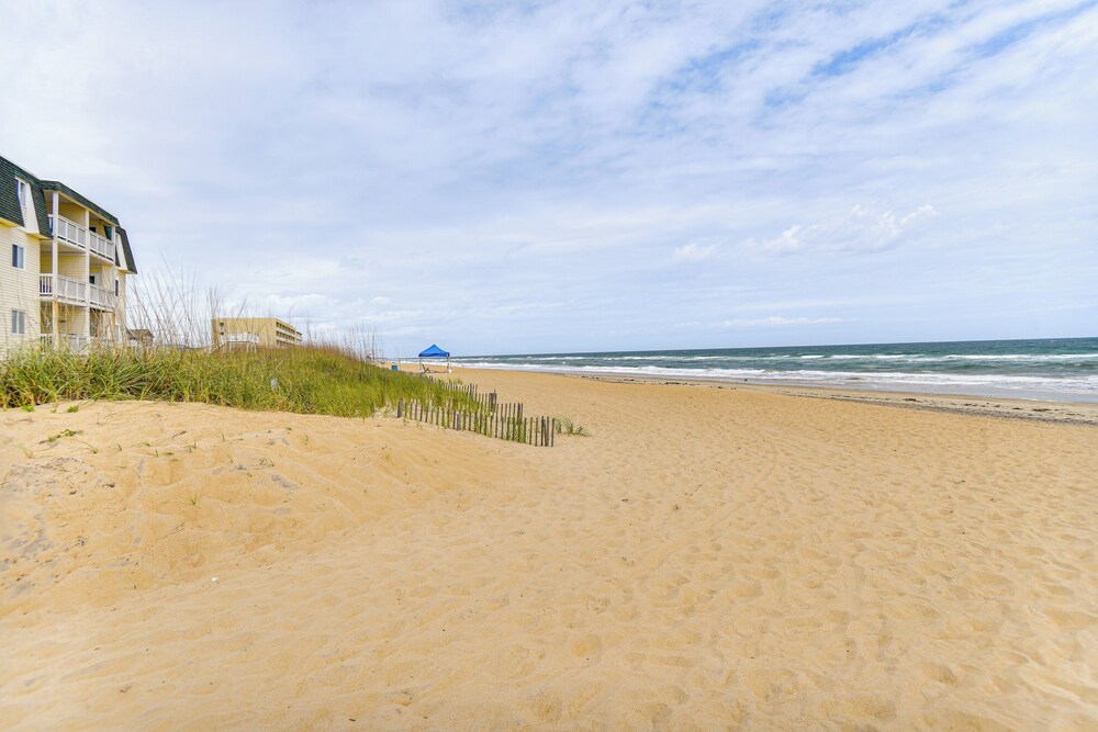 Walk to Beach + Restaurants: Outer Banks Retreat