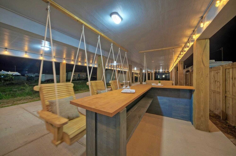 Sleeps 16 2 Homes, Priv Pool, Ping-pong 1block to Alister St. Shops & Dining