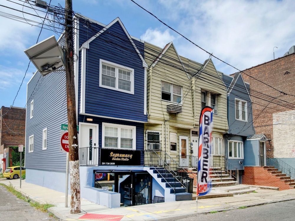 Comfy Bright Peaceful 1BR - Minutes to NYC
