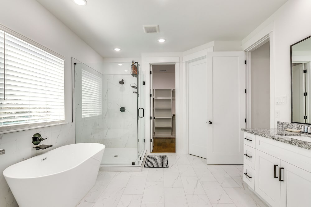 7 Mi to The Galleria: Modern Home w/ Fenced Yard