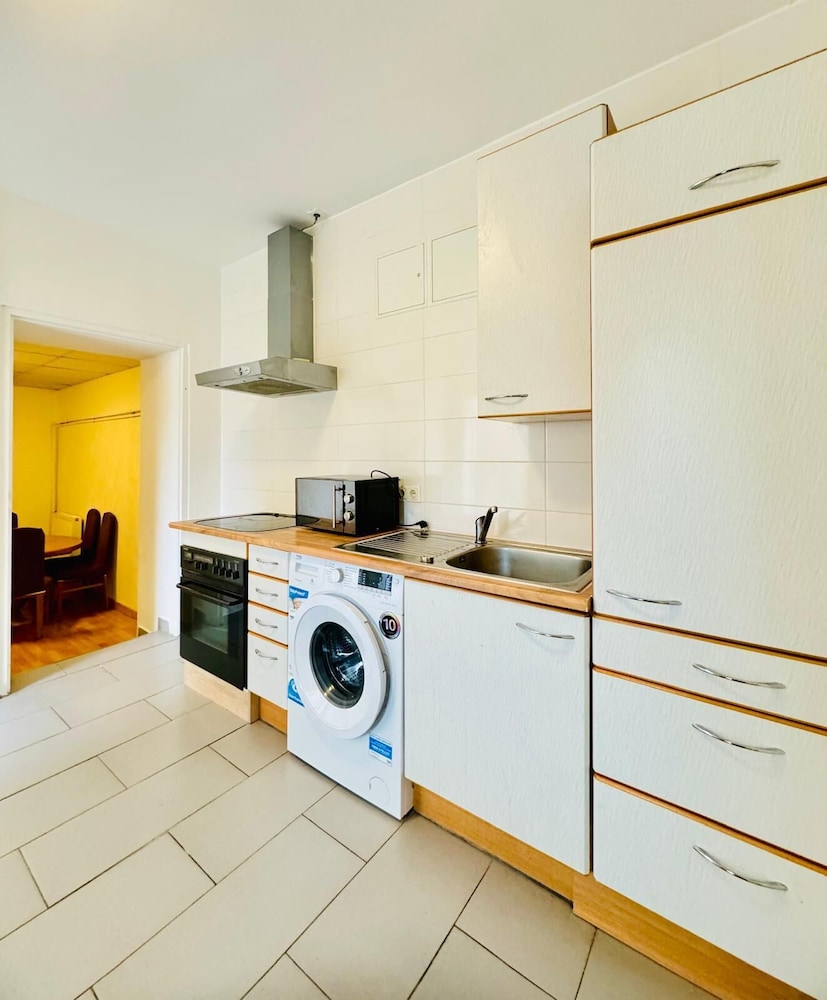 Cozy 2BR Apt Sleeps 6 Direct City Access