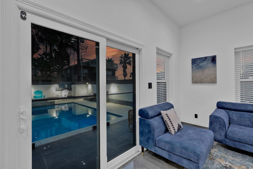 Immaculate Townhouse w Pool Balcony South Padre