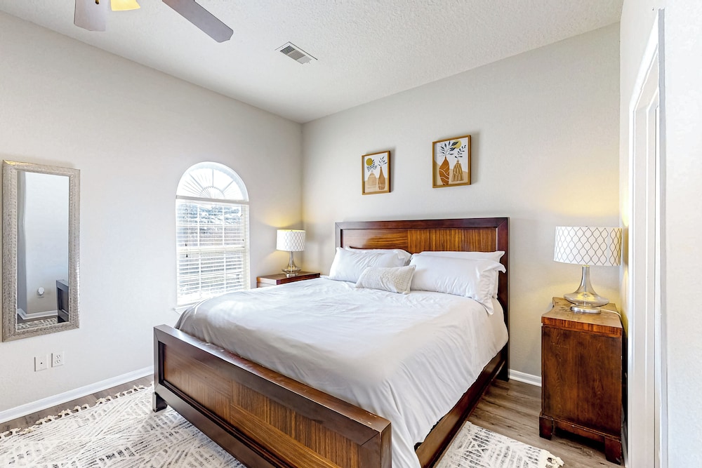 3BR w/ Yard, Updated Interior w/ A/C & W&D