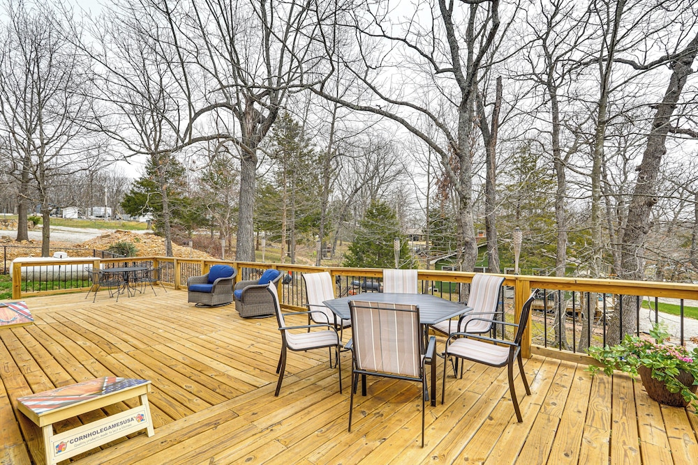 Truman Lake Retreat: Large Deck & On-site Fishing!