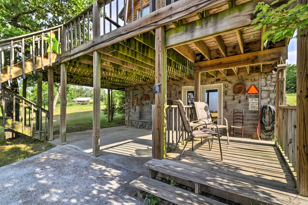 Rustic Lamar Cabin w/ Deck  Private Hot Tub - Property Image 1