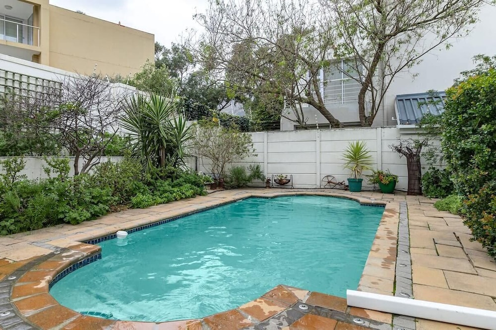3 Bedroom Family Home - Houtbay
