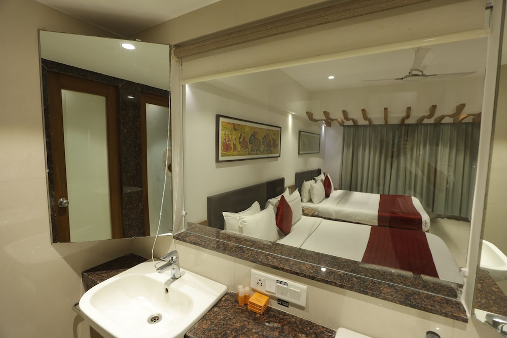 Hotel Shreeji Vatika-Airport Road