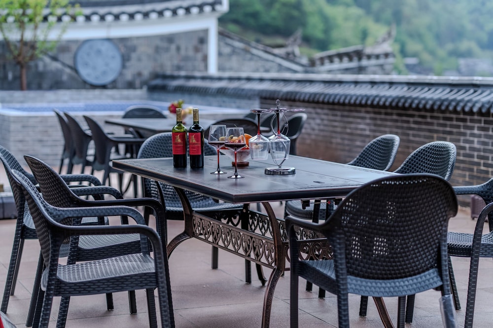Fenghuang Yiquan River View B&B
